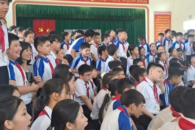 Hoạt động trải nghiệm xem biểu diễn múa rối nước chào đón Trung thu của học sinh Trường THCS Đào Sư Tích